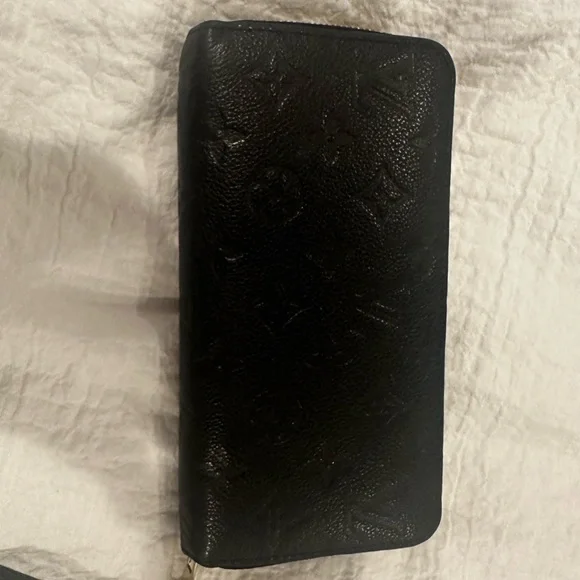 Authentic Louis Vuitton Black Zippy Wallet.
Monogram Empreinte Leather. - Picture 1 of 16